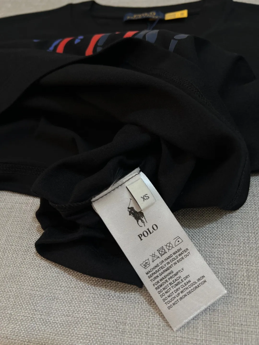 P140 Ralph Lauren 2026ss new spring and summer three-color logo equestrian knight print round-neck short-sleeved T-shirt; new products are available on the official website at the same time; strictly control the size of the LOGO; color matching and color matching; simple, fashionable and low-key connotation; selection of 240g double yarn pure cotton fabric; tight threaded neckline; back body crimping and boning; factory high-temperature anti-shrinkage process; not easy to deform and shrink after washing; essential clothing for three seasons; color: black White, sizes XS-L (can wear up to 200 pounds)